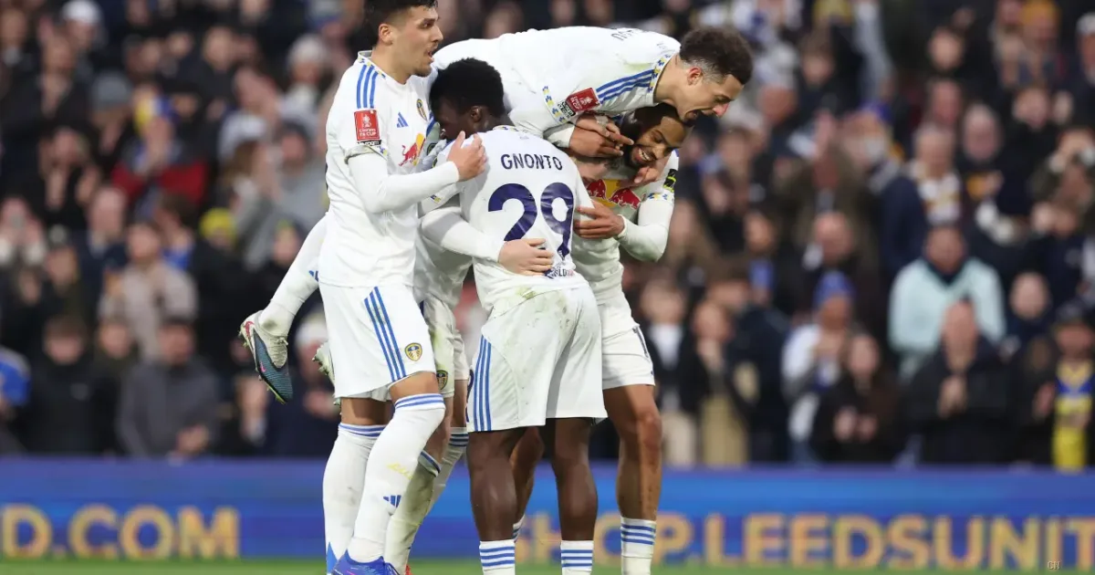 Leeds multato per 580mila euro: nove ritardi in campo nella stagione 2025/26
