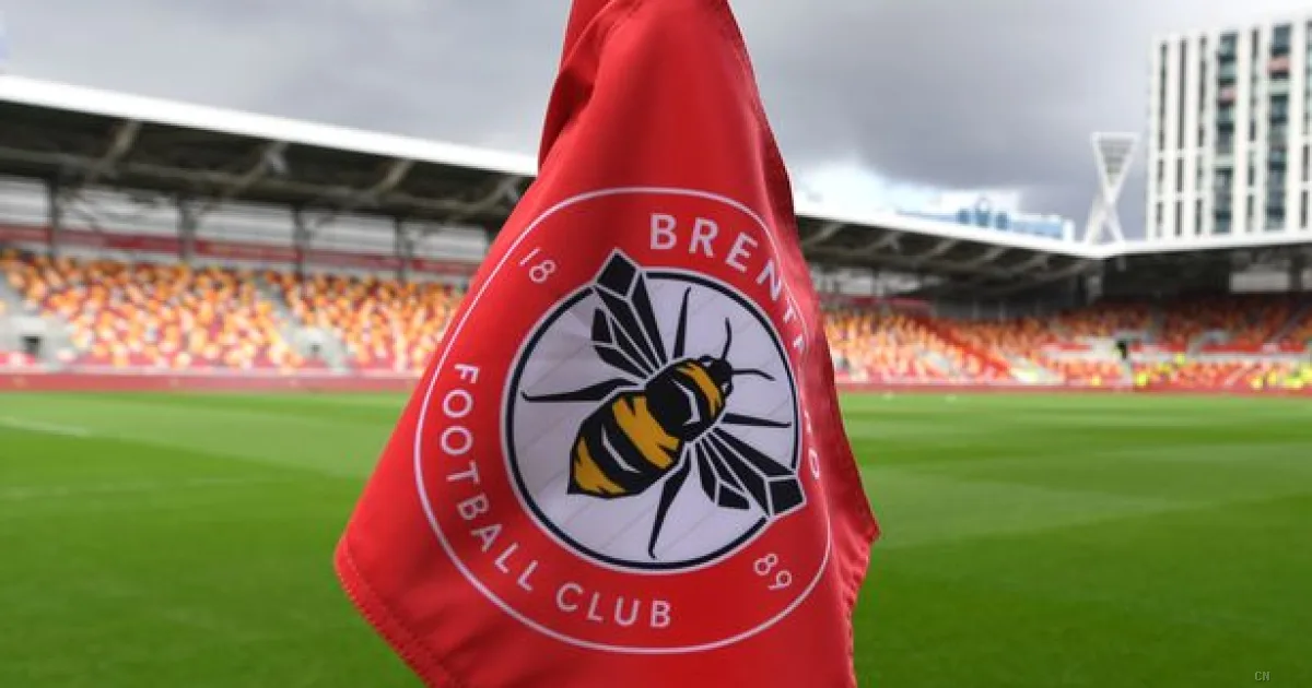 Brentford, due calciatori feriti mentre fermano un'aggressione razzista a Londra