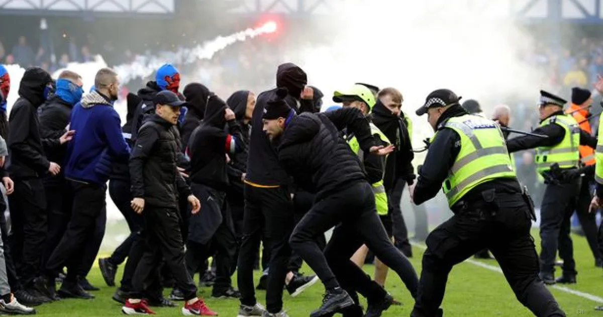 Caos all'Ibrox: invasione di campo e violenze dopo Celtic-Rangers, vandalismi choc sulla tragedia del '71