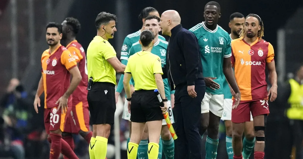 Liverpool battuto a Istanbul: Slot protesta contro arbitri e VAR, sfida difficile prima del ritorno