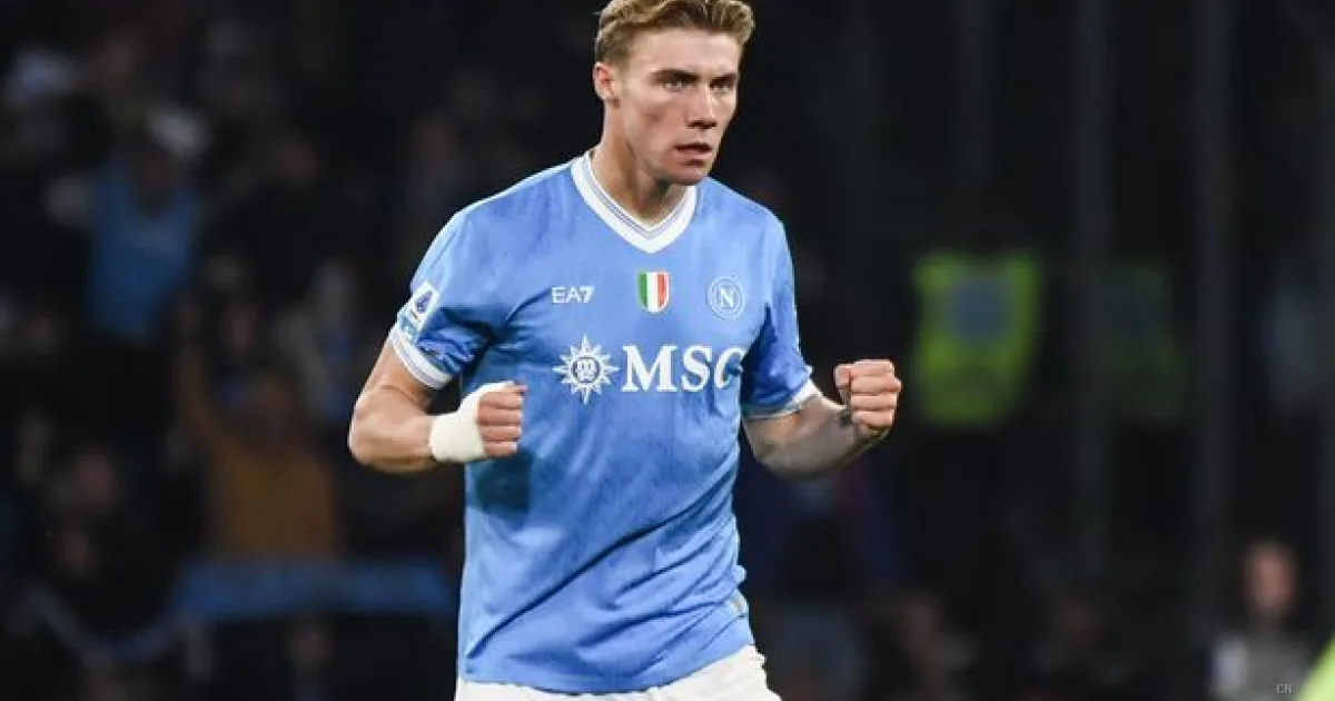 Hojlund attacca lo United: "Ero rinchiuso in una scatola". L'attaccante felice a Napoli