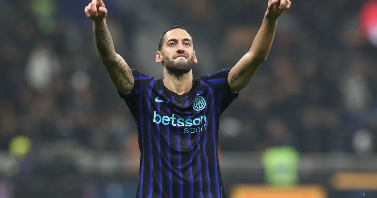 Calhanoglu svela i segreti di Inter: dalle differenze tra Chivu e Inzaghi al rifiuto del Barcellona