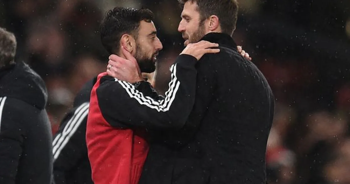 Carrick stravolge la routine del Manchester United: a rischio la tradizione di Bruno Fernandes