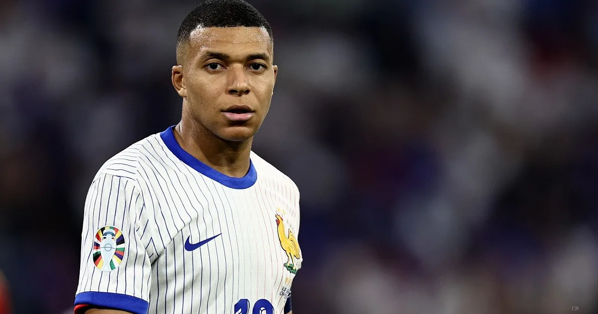 Mbappé annuncia: «Sono pronto a giocare da titolare, le ginocchia stanno bene»