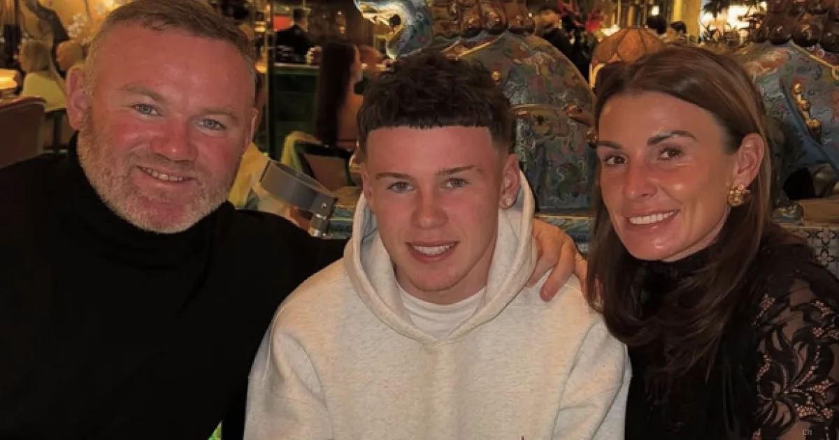 Kai Rooney trionfa con lo United Under-16: Wayne e Coleen orgogliosi sugli spalti