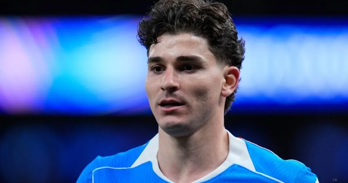 Alvarez, l'Atletico Madrid alza l'offerta per trattenerlo: Arsenal e Barcellona alla finestra