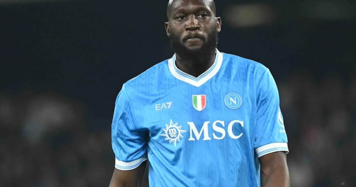 Caso Lukaku al Napoli: l'attaccante snobba Castel Volturno e sceglie Anversa, multa in arrivo