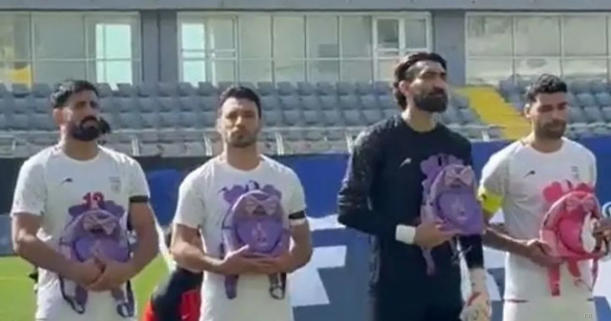 Iran, i calciatori omaggiano le vittime del bombardamento durante l'amichevole con la Nigeria