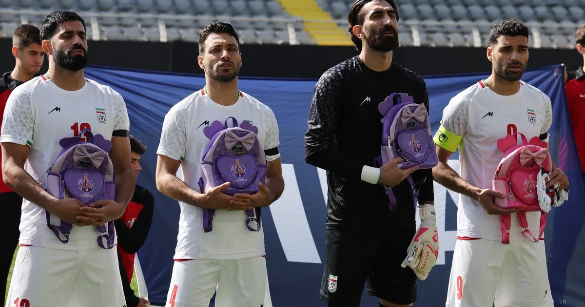 L'Iran protesta al Mondiale: la nazionale in campo con zaini per le vittime