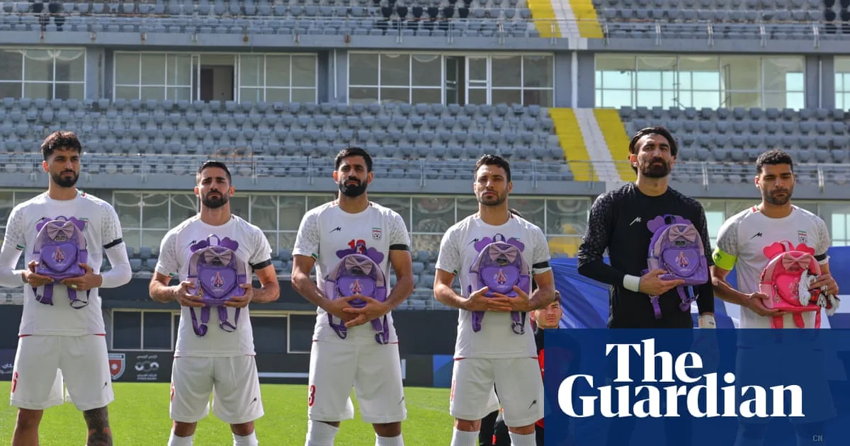 Iran, i calciatori scendono in campo con gli zaini scolastici per le vittime