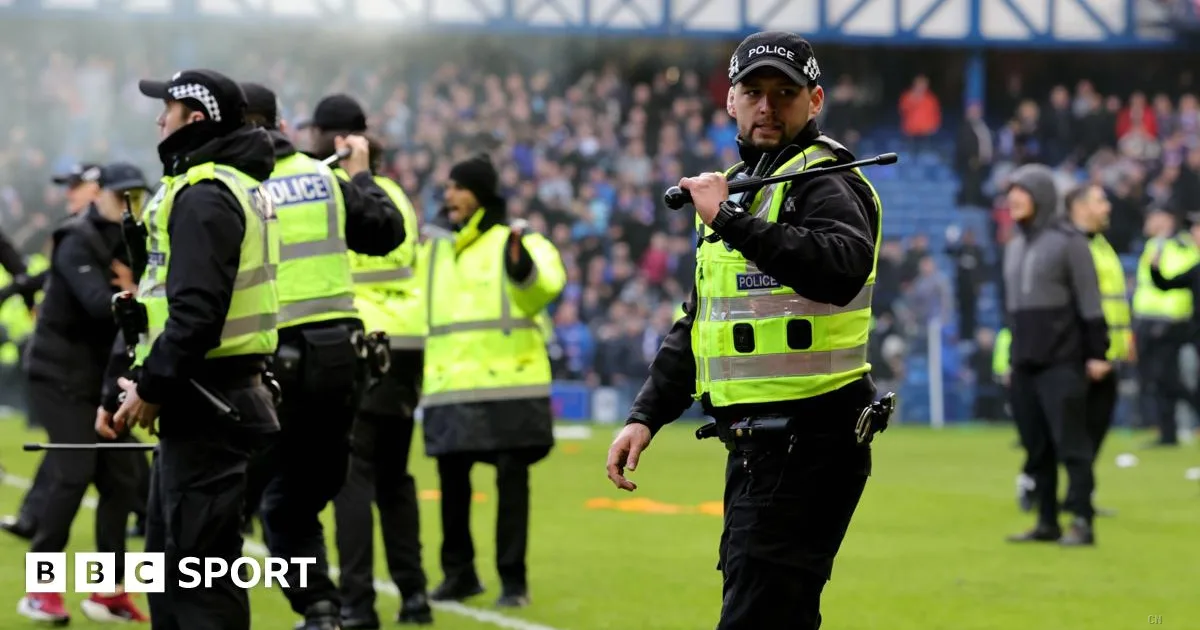 Old Firm in fiamme: invasione di campo e scontri dopo i rigori tra Celtic e Rangers