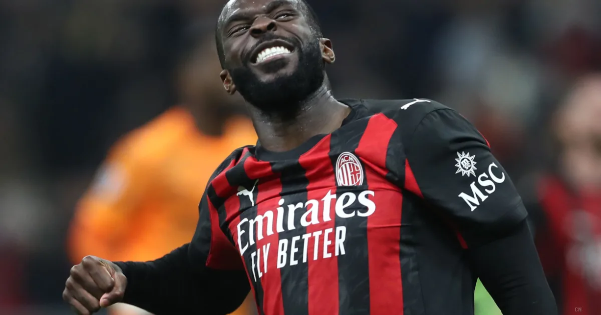 Tomori esalta la difesa del Milan: «Due derby senza gol subiti all'Inter non è banale»