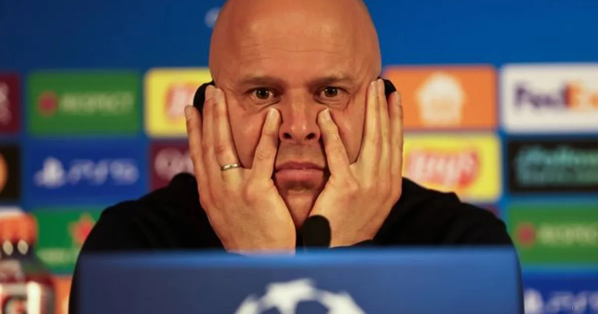 Liverpool in crisi: Slot rischia l'esonero dopo la 14ª sconfitta. Carragher non ha speranze
