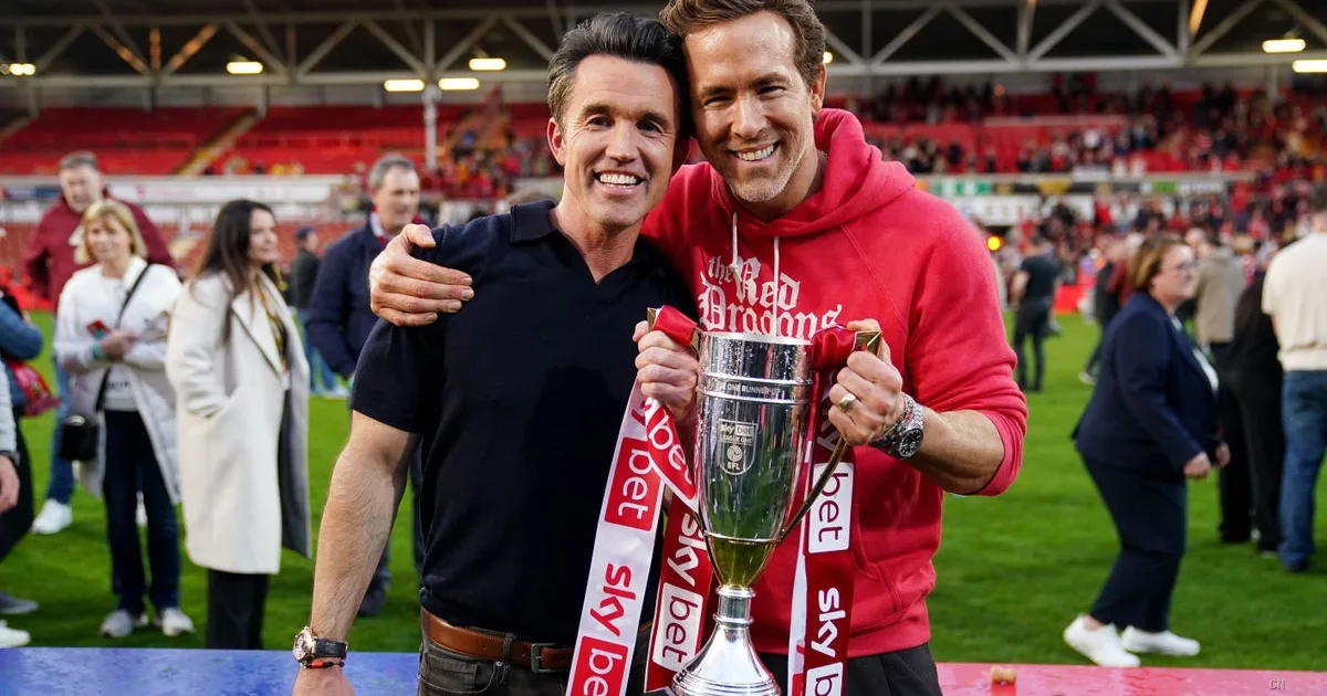 Reynolds e McElhenney in telecronaca: il Wrexham sfida lo Swansea con i proprietari al microfono