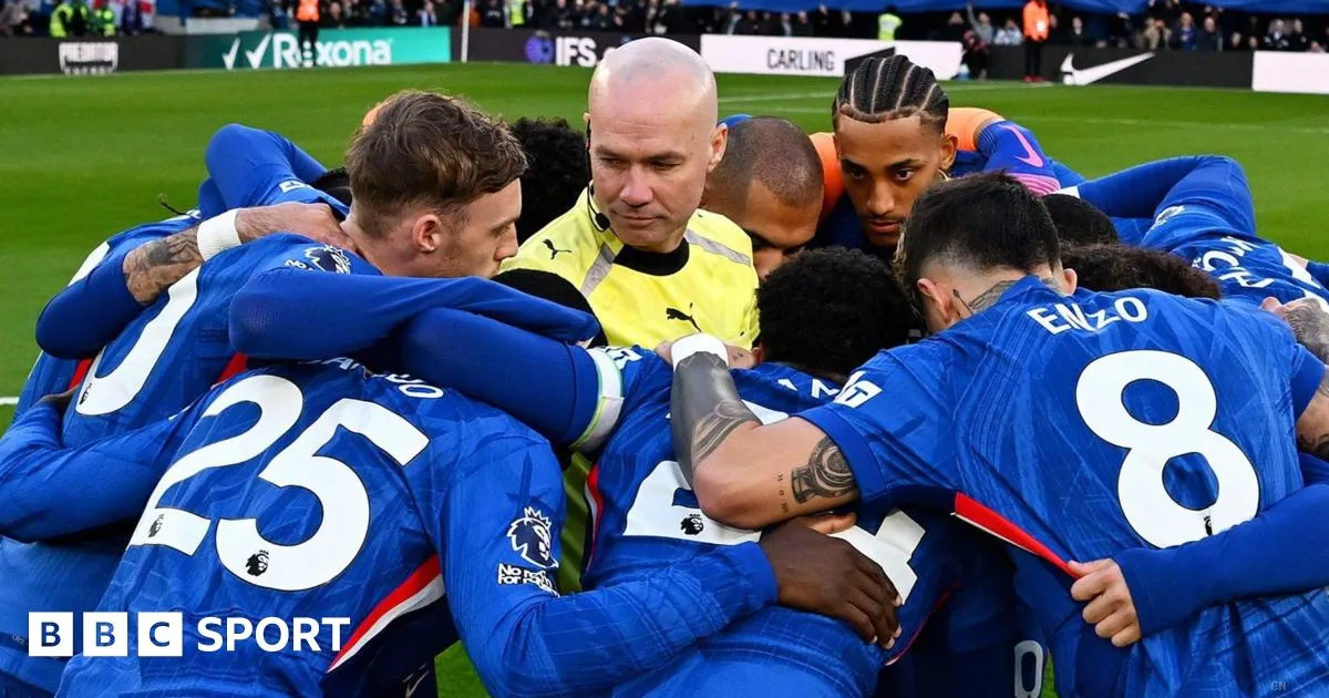 Il Chelsea sorprende tutti: l'arbitro entra nel cerchio pre-partita, mai visto in 50 anni