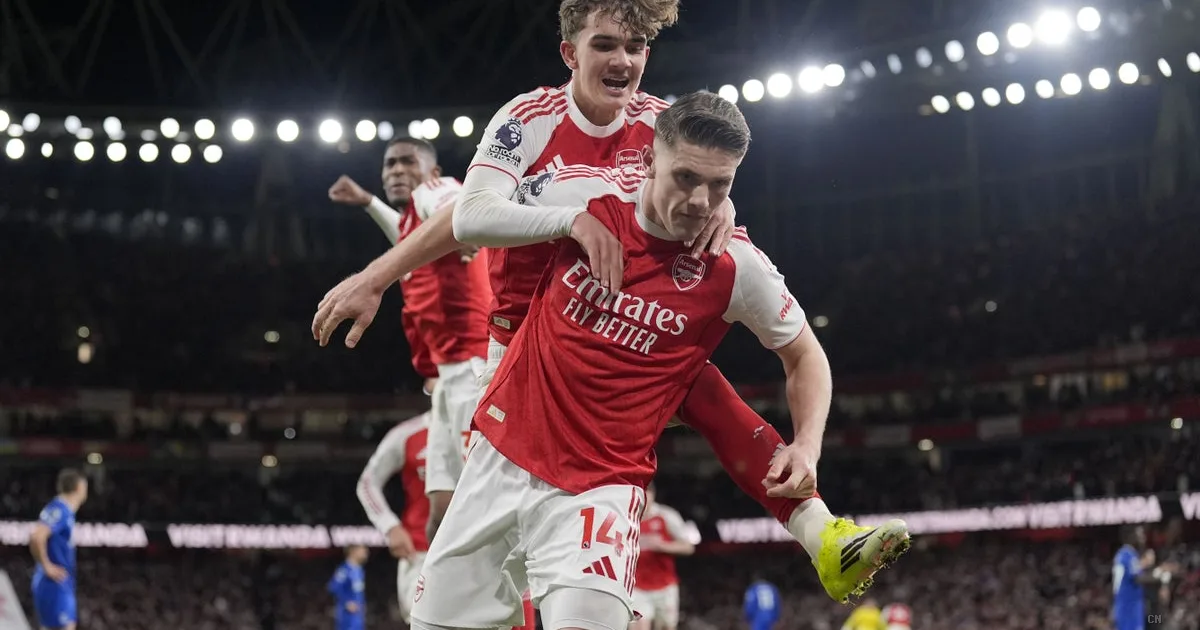 Arsenal batte l'Everton in extremis con la gemma Dowman: titolo più vicino