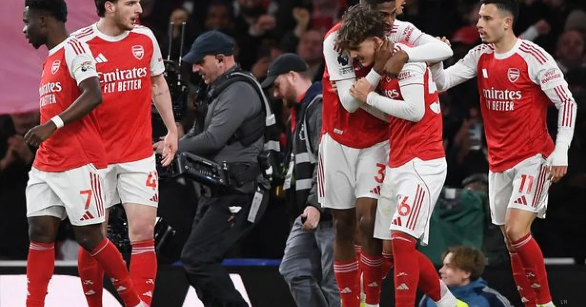 Dowman, a 16 anni già nella storia: il giovane talento dell'Arsenal umilia i compagni