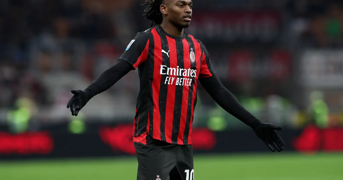 Leao furioso per la sostituzione: il gesto di stizza preoccupa il Milan