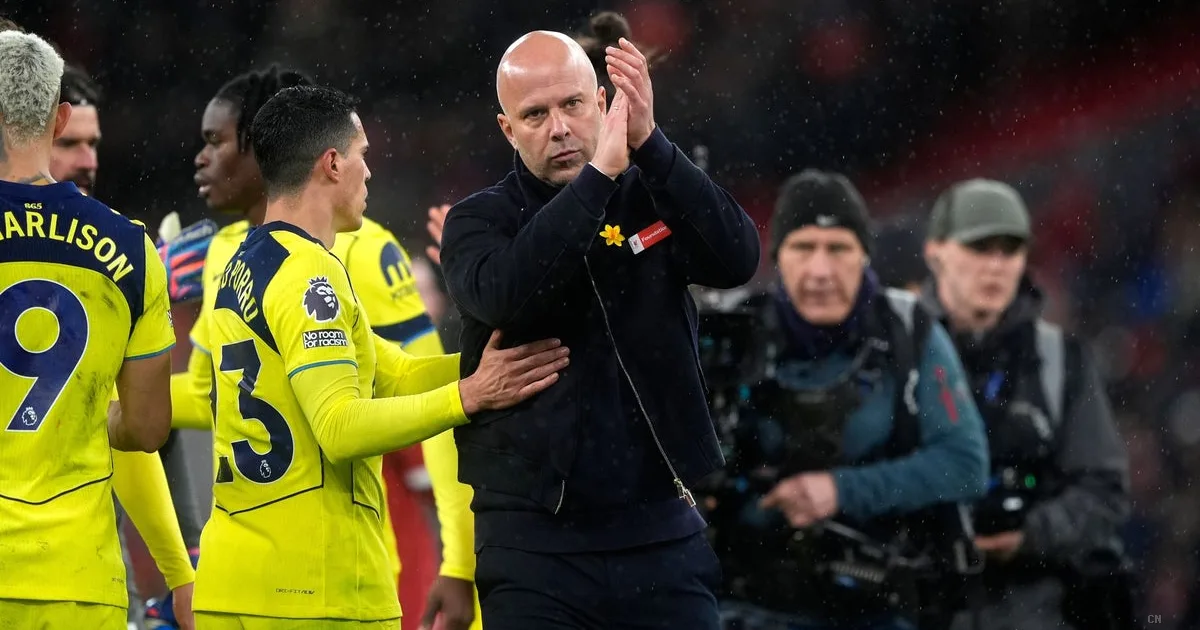 Liverpool in crisi: Slot ammette il problema ma non trova soluzioni contro i gol tardivi