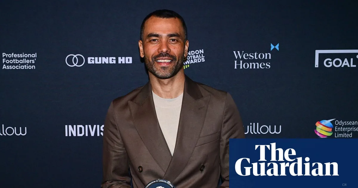 Ashley Cole finalmente allena: dopo sette anni arriva la panchina in Serie B