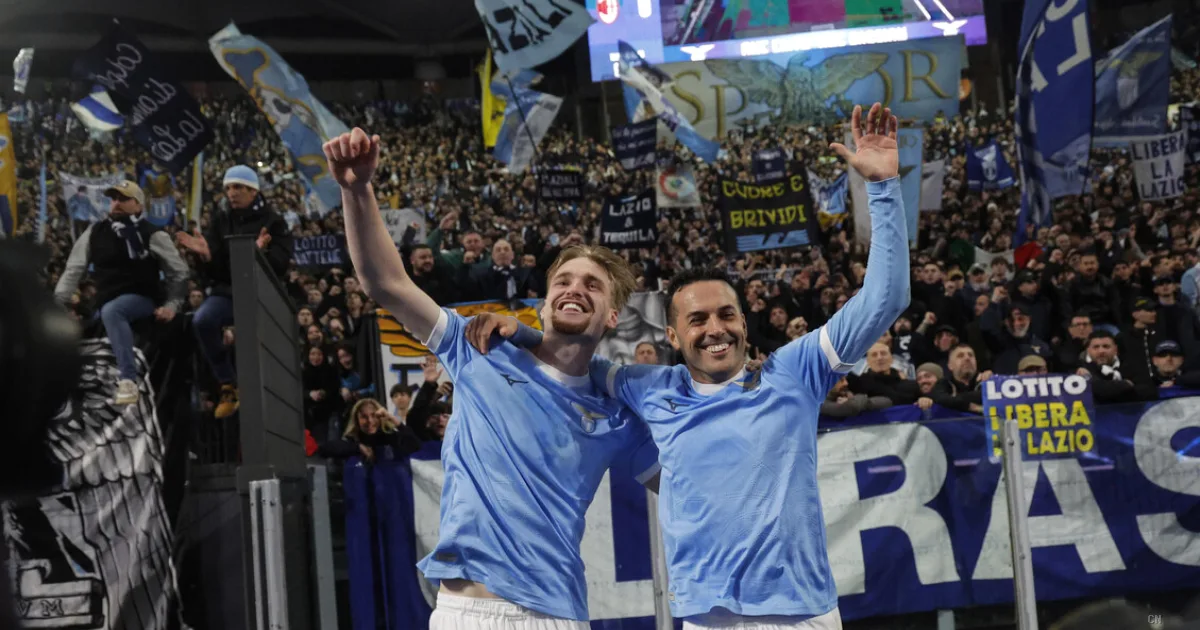 Lazio-Milan, i giocatori abbracciano il ritorno dei tifosi all'Olimpico