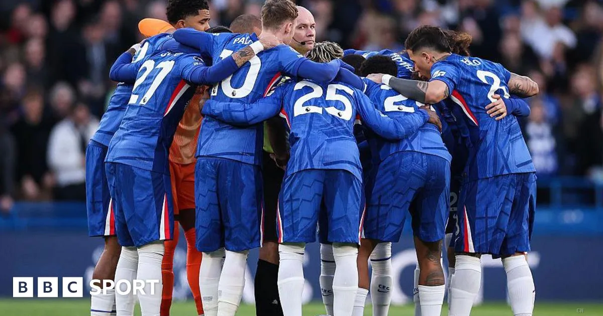 Chelsea cambia il pre-partita: la riunione in centro campo crea tensioni con gli arbitri