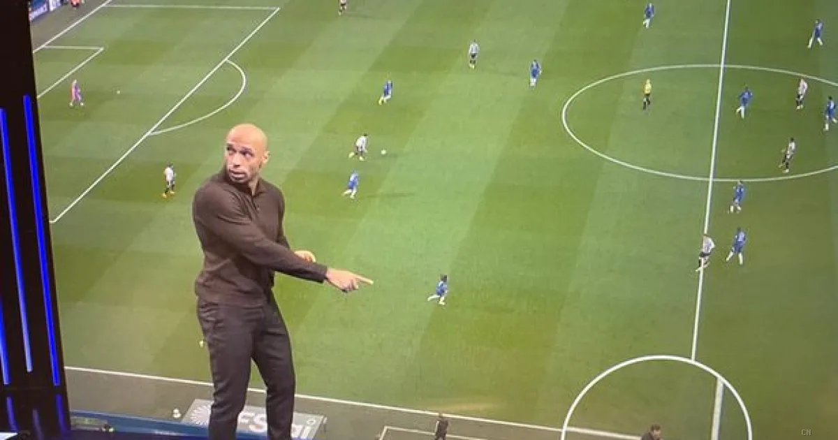 Henry critica duramente Rosenior: la reazione del tecnico dopo il gol del Newcastle non piace alla leggenda dell'Arsenal