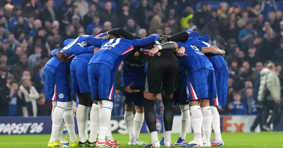 Chelsea modifica il rito pre-gara dopo la polemica: niente più pallone al centro