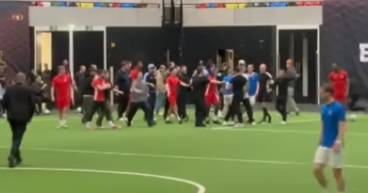Caos alla finale della Baller League UK: invasione di campo e fuochi pirotecnici, partita sospesa