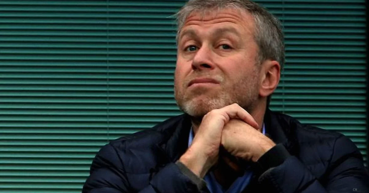 Abramovich sfida il governo britannico: i 2,35 miliardi dalla vendita del Chelsea finiscono in tribunale