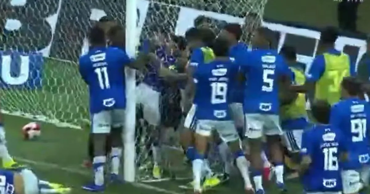 Finale del Mineiro in caos: 23 espulsioni nella rissa tra Cruzeiro e Atletico