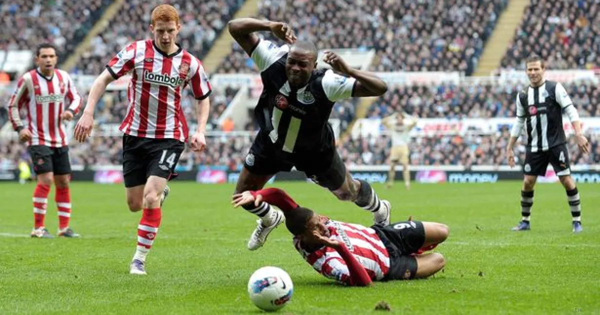 Newcastle-Sunderland, il derby che esplose in rissa: 21 in campo, multe salate e squalifiche