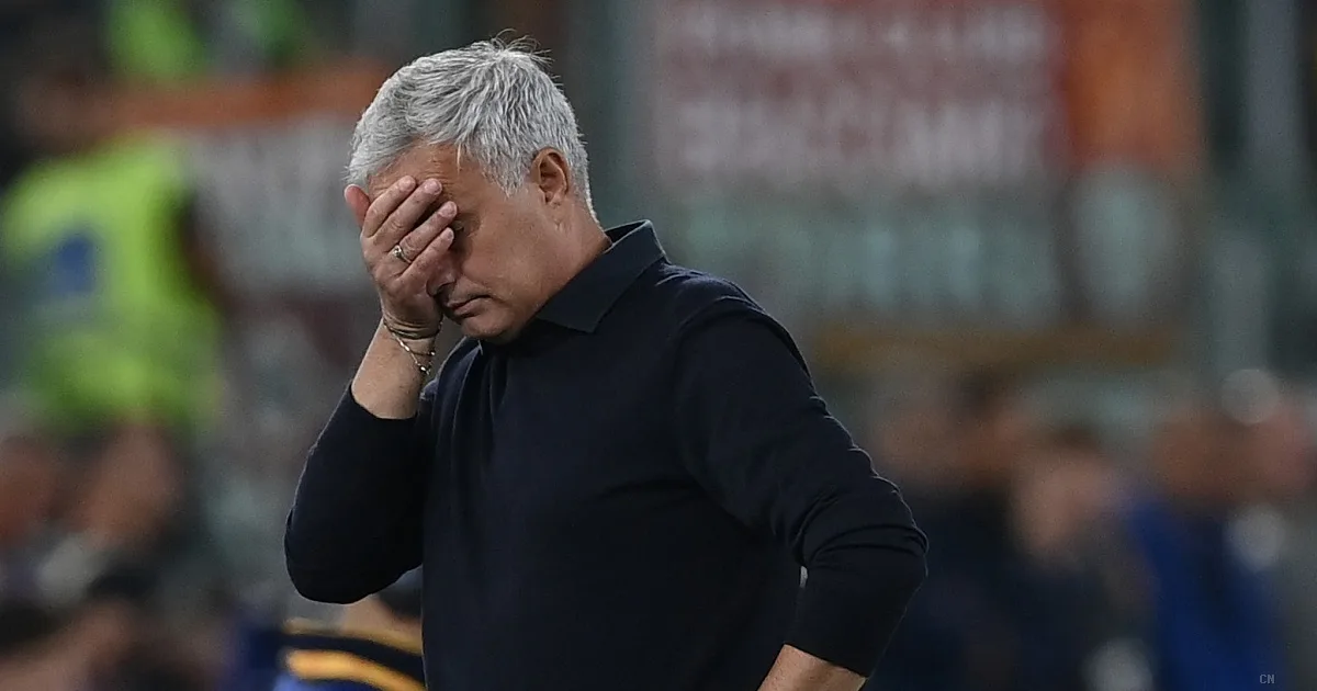 Mourinho non trattiene le lacrime nel ricordo di Louro: l'omaggio commovente prima di Benfica-Guimaraes