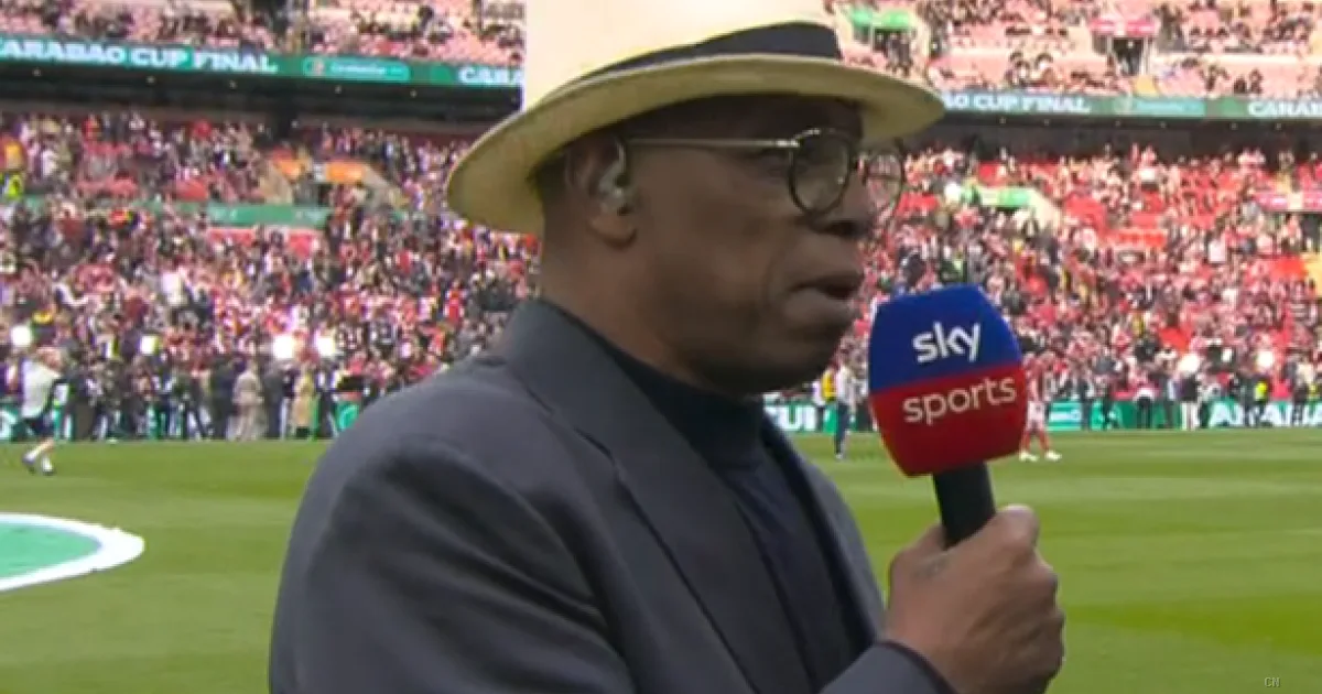 Lite scherzosa tra Ian Wright e gli arbitri a Wembley durante la finale di Carabao Cup