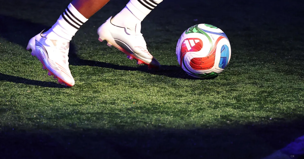 Arbitro chiede permesso di soggiorno a due calciatori