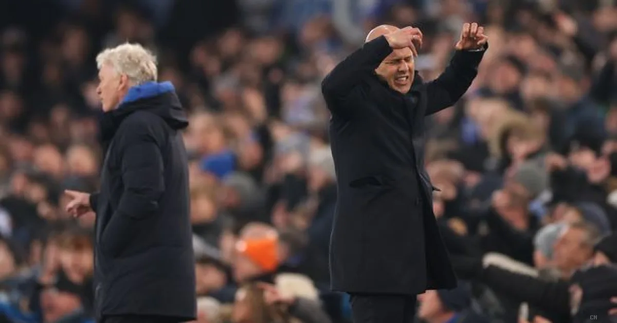 Arne Slot sotto accusa: caos nel derby del Merseyside e rischio penalizzazione per il Liverpool