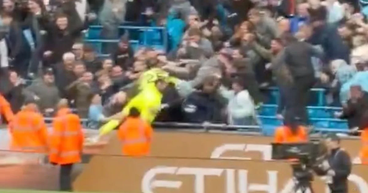 Donnarumma eroe all'Etihad: errore, riscatto e il folle tuffo tra i tifosi dopo la vittoria sull'Arsenal