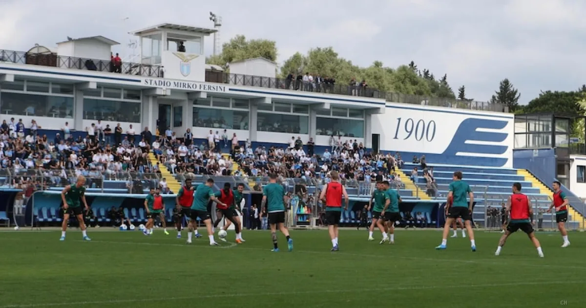 Lazio, febbre biancoceleste per la sfida all'Atalanta: tra l'abbraccio di Formello e il maxischermo a Tor di Quinto