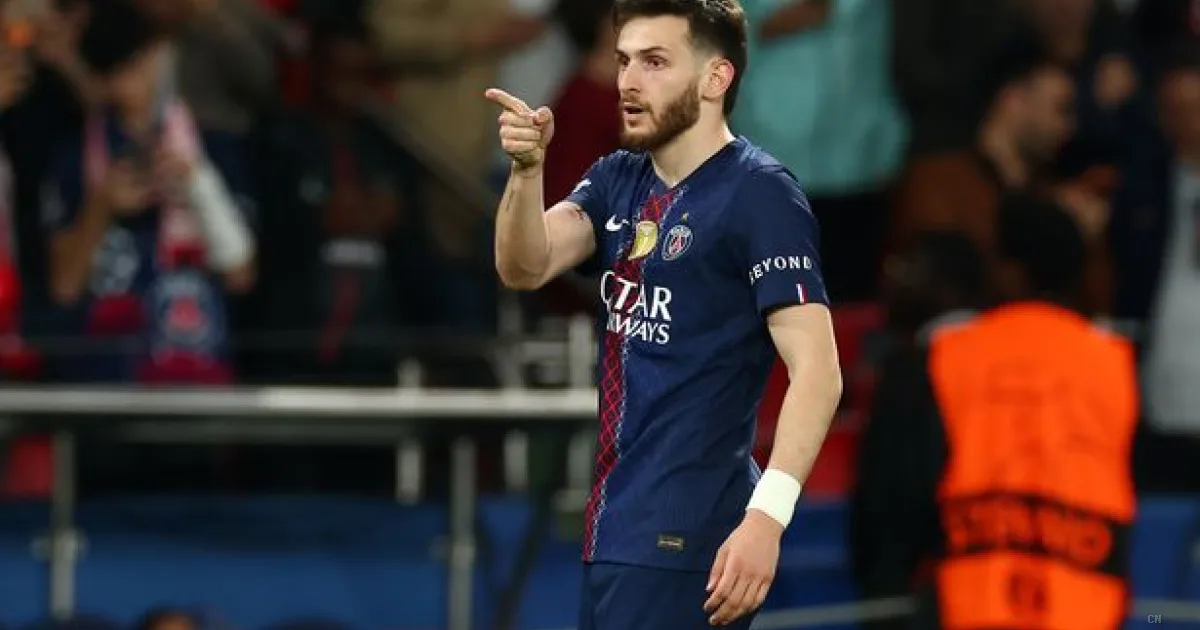 Kvaratskhelia gela l'Arsenal: il padre del georgiano conferma la permanenza al PSG e chiude ogni trattativa