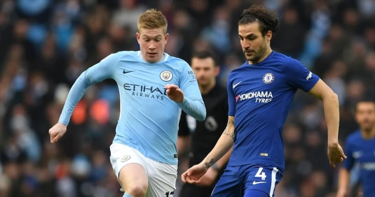 De Bruyne sfida Fabregas sul Lago di Como: l'incrocio tra Premier League e Serie A che riaccende la sfida