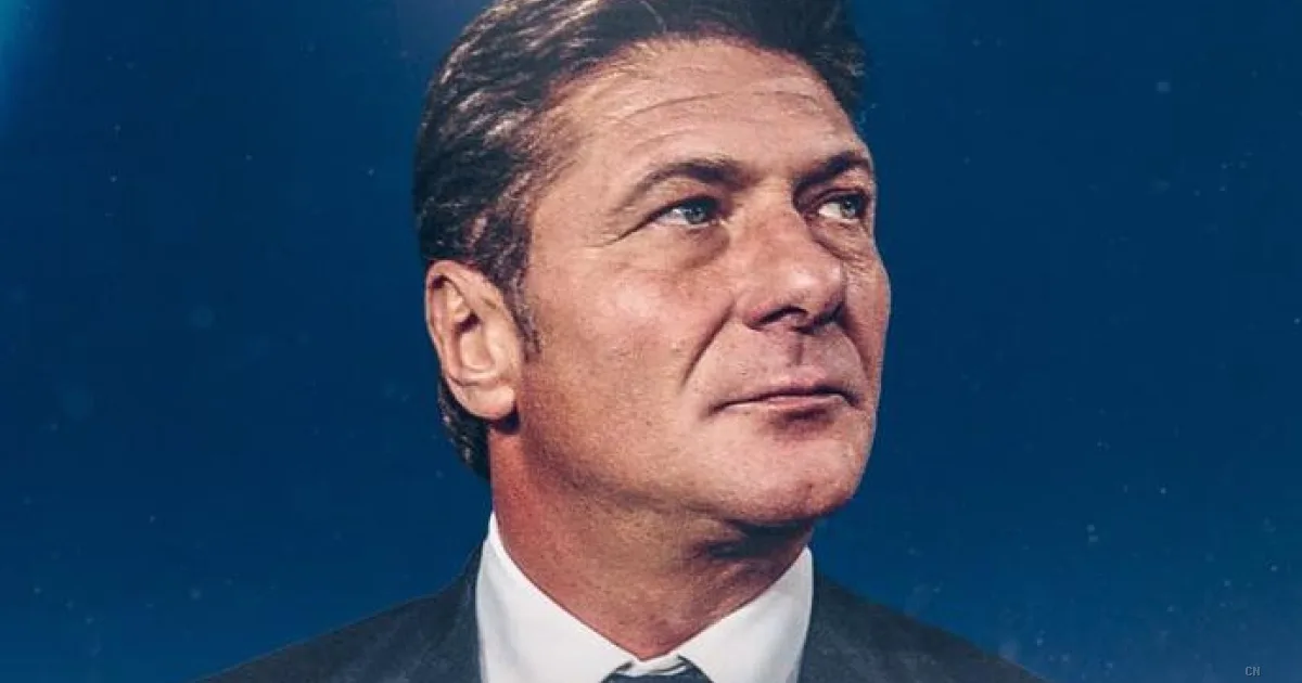 Mazzarri vicino alla panchina dell'Iraklis Salonicco