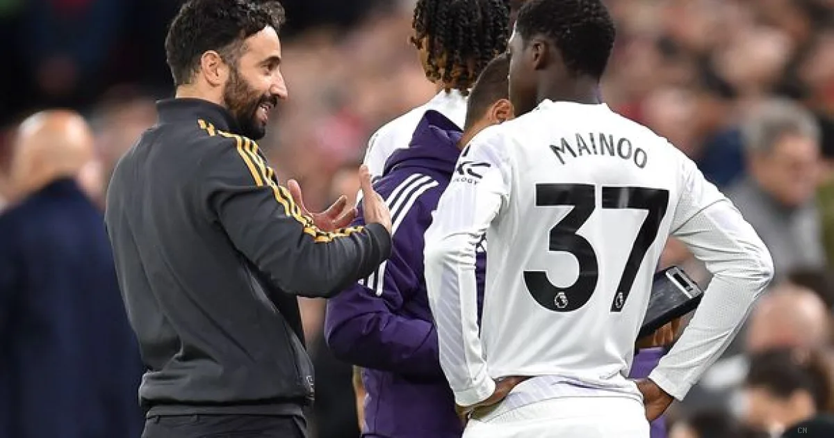 Kobbie Mainoo rinnova con il Manchester United