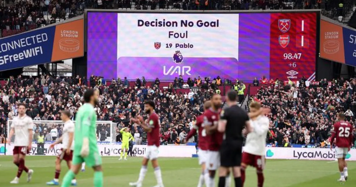 Il VAR rischia di distruggere il calcio: nuove regole per il Mondiale 2026 e polemiche in Premier League