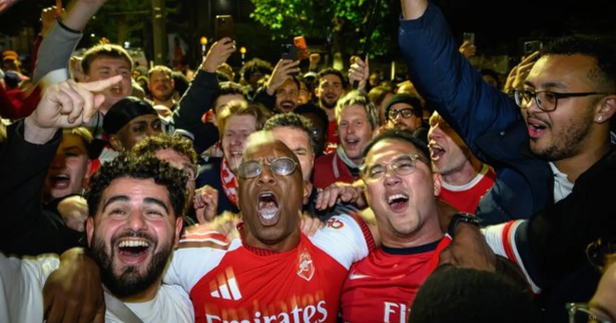 Arsenal Campione d'Inghilterra: Delirio all'Emirates con Ian Wright, il titolo torna dopo 22 anni di attesa