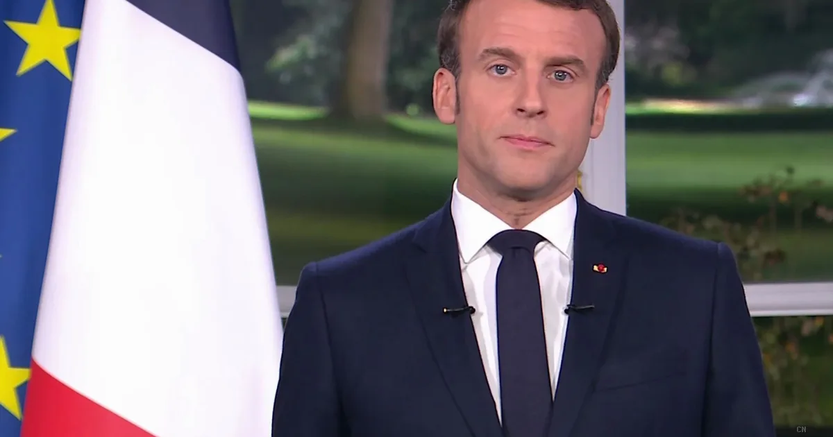Macron condanna gli scontri a Parigi
