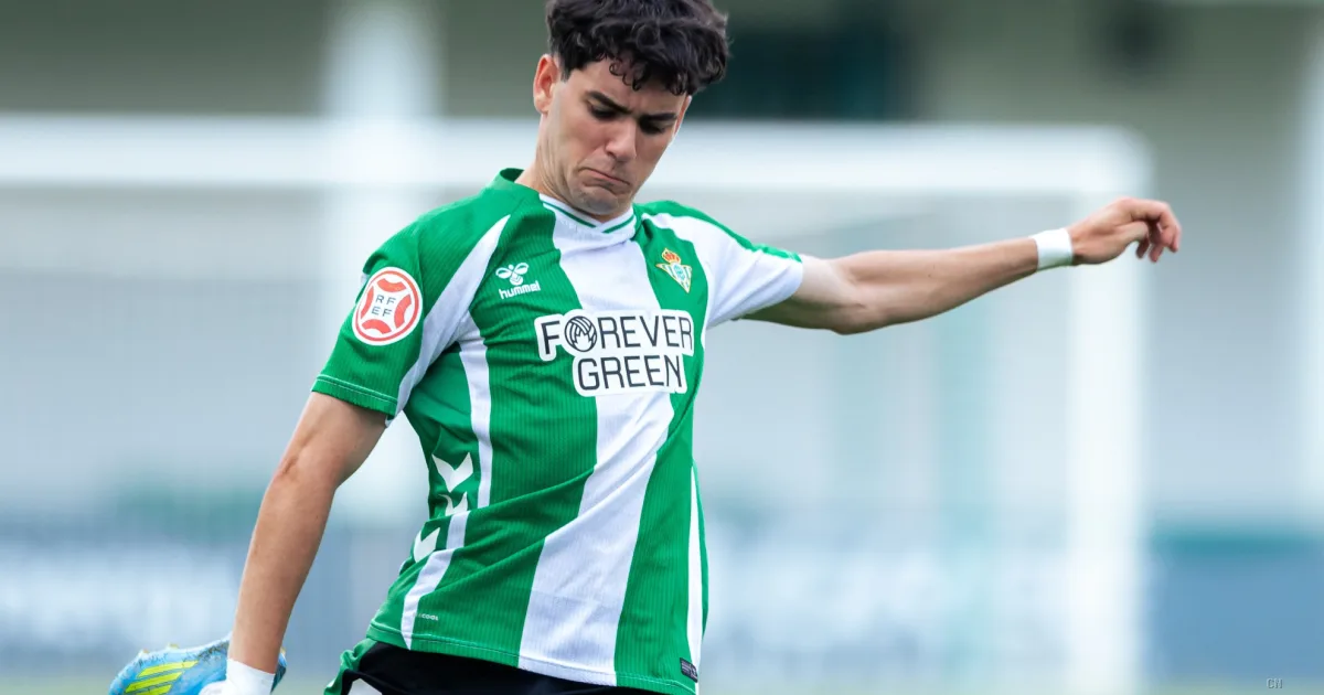 Dalla sfida sul calcio d'angolo al debutto nel Betis: la favola di Iván Corralejo, il talento che ha sconfitto i pregiudizi