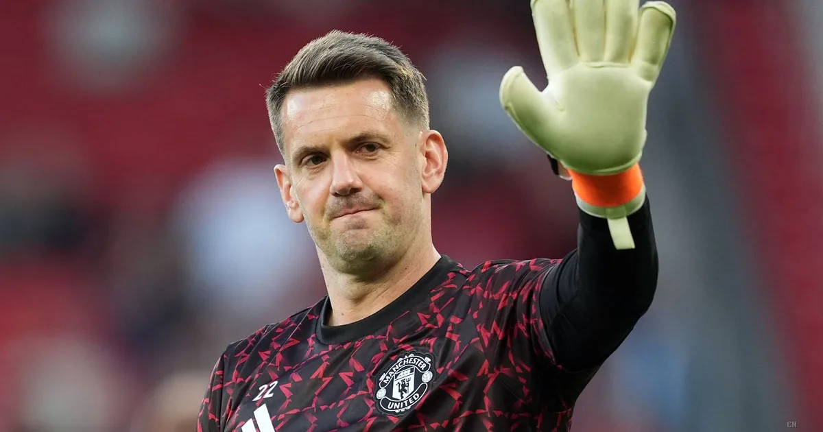 Manchester United, rinnovo ufficiale per Tom Heaton: il veterano firma per un'altra stagione a Old Trafford