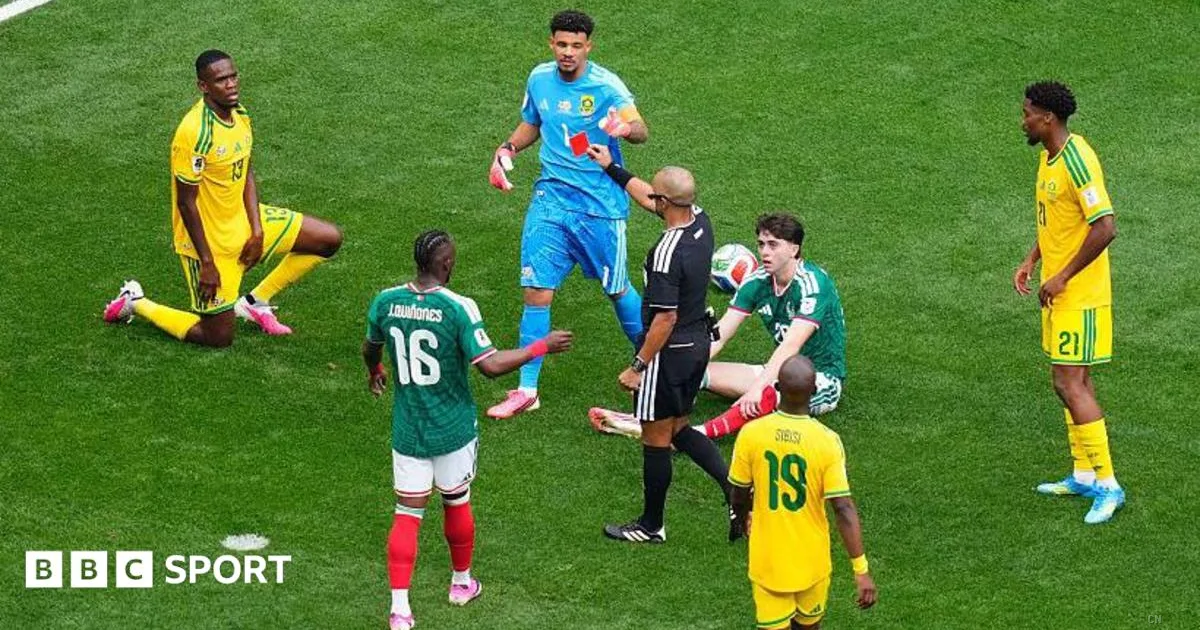 Mondiali 2026, arbitri col pugno di ferro: tre espulsioni all'esordio riaprono il dibattito sul regolamento