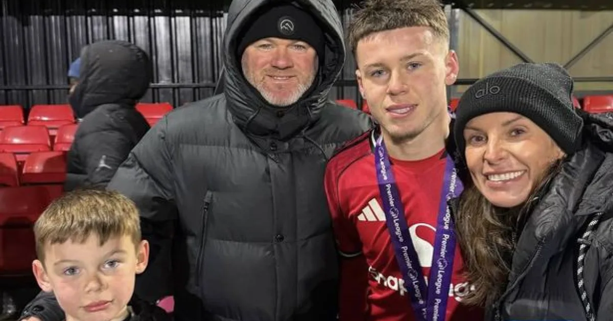 Wayne Rooney, gaffe esilarante a Old Trafford: si presenta in pigiama per vedere il figlio Kai