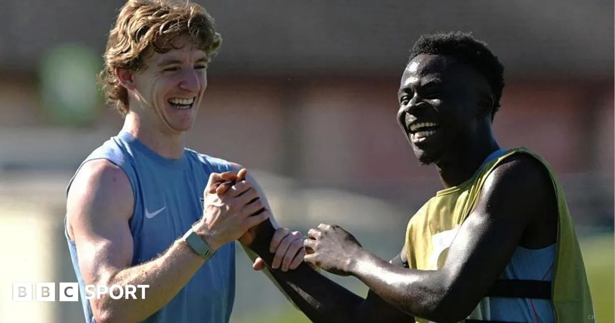 Saka torna in gruppo con l'Inghilterra